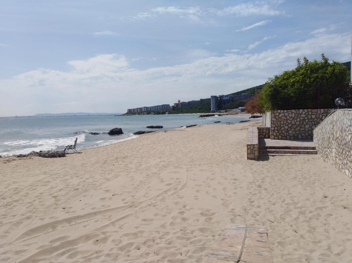 On The Beach النايت المظهر الخارجي الصورة