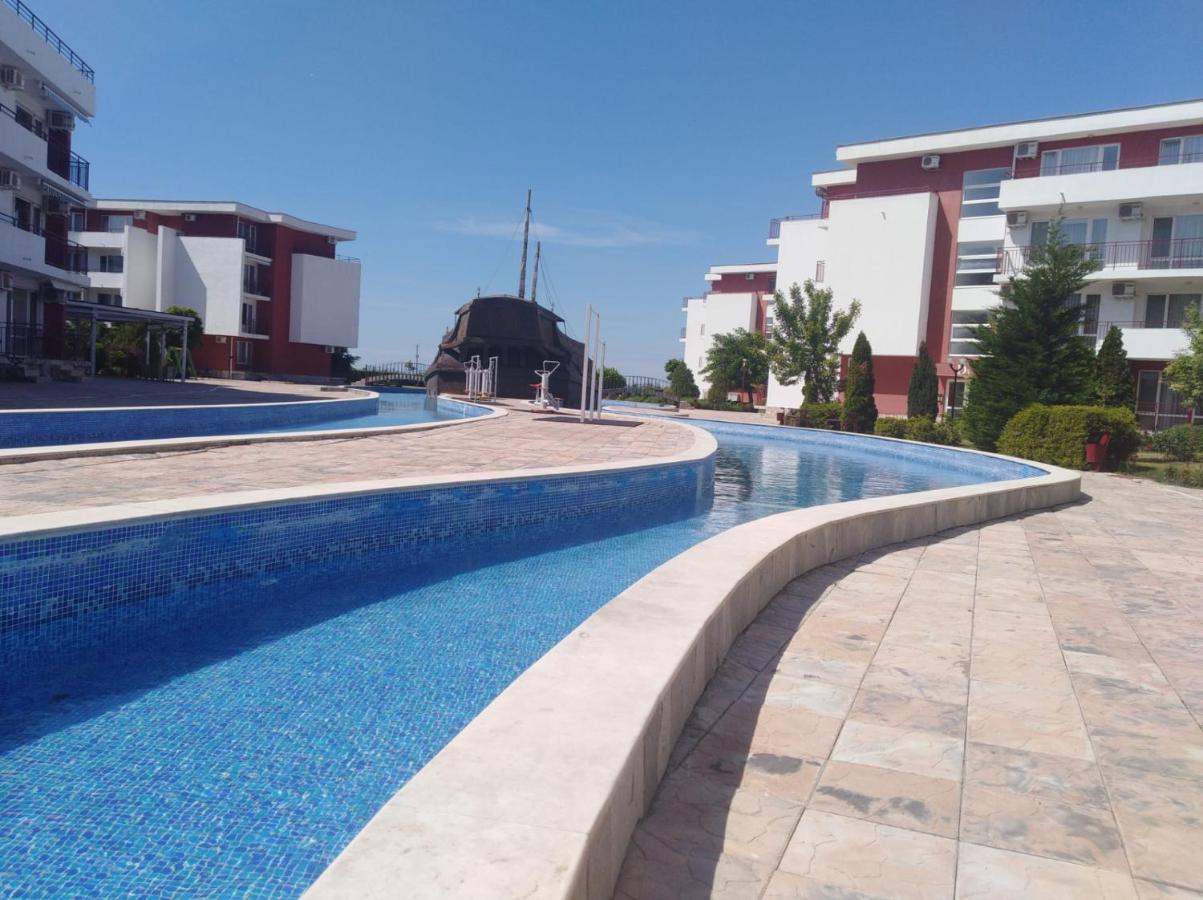 On The Beach النايت المظهر الخارجي الصورة