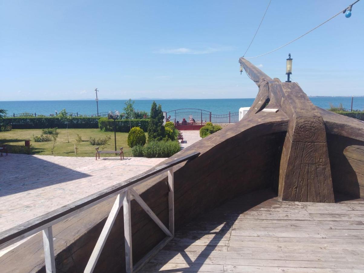 On The Beach النايت المظهر الخارجي الصورة