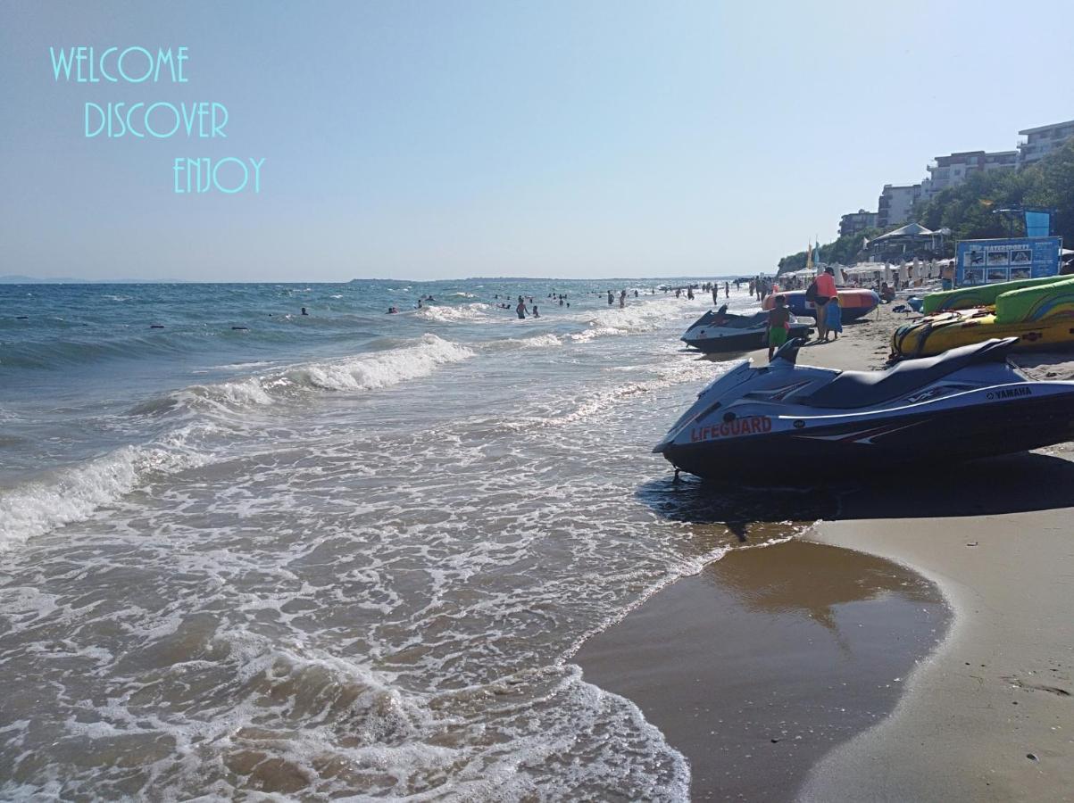 On The Beach النايت المظهر الخارجي الصورة